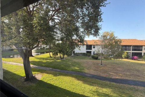 Condo in Greenacres, Florida, 2 bedrooms  № 1978135 - photo 16