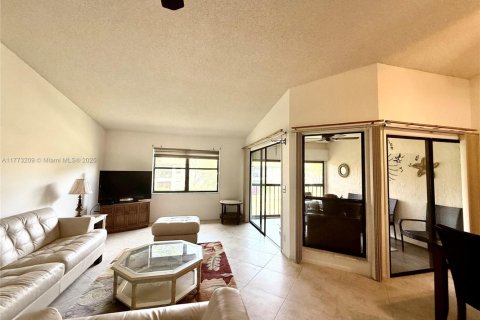 Condo in Greenacres, Florida, 2 bedrooms  № 1978135 - photo 11