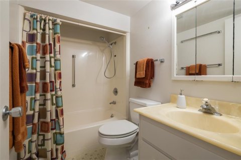 Condo in Daytona Beach, Florida, 2 bedrooms  № 1743284 - photo 15