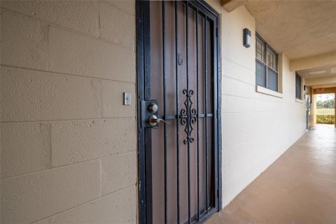 Condo in Daytona Beach, Florida, 2 bedrooms  № 1743284 - photo 2
