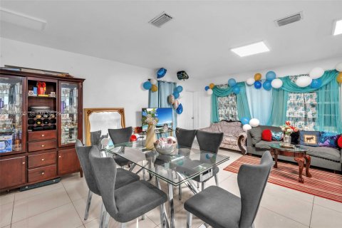 Casa en venta en North Miami Beach, Florida, 2 dormitorios, 133.31 m2 № 2035602 - foto 13