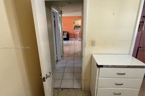 Casa en venta en Hialeah, Florida, 2 dormitorios, 99.03 m2 № 2011441 - foto 9