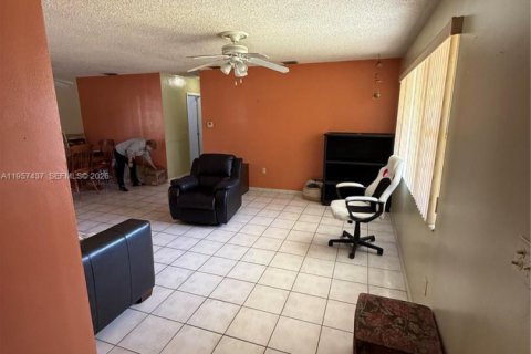 Casa en venta en Hialeah, Florida, 2 dormitorios, 99.03 m2 № 2011441 - foto 7