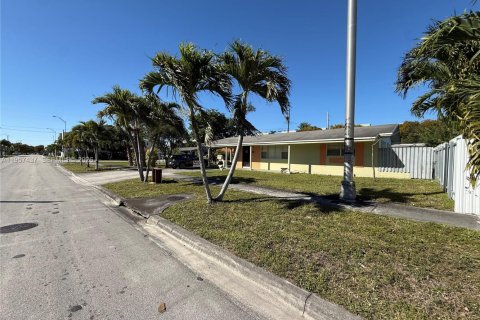 Casa en venta en Hialeah, Florida, 2 dormitorios, 99.03 m2 № 2011441 - foto 4