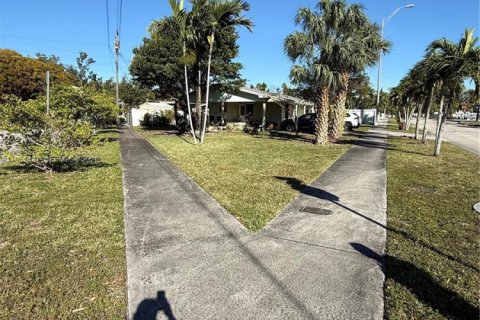 Casa en venta en Hialeah, Florida, 2 dormitorios, 99.03 m2 № 2011441 - foto 2