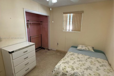 Casa en venta en Hialeah, Florida, 2 dormitorios, 99.03 m2 № 2011441 - foto 10