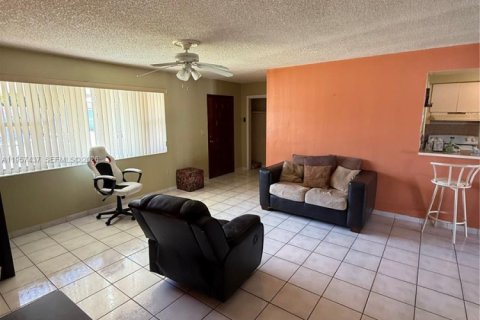 Casa en venta en Hialeah, Florida, 2 dormitorios, 99.03 m2 № 2011441 - foto 6