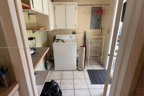 Casa en venta en Hialeah, Florida, 2 dormitorios, 99.03 m2 № 2011441 - foto 14