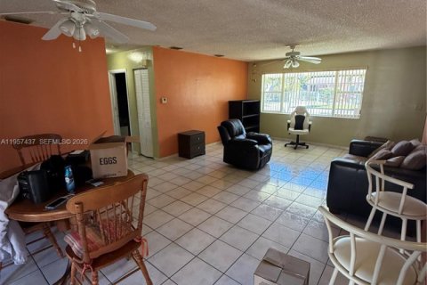 Casa en venta en Hialeah, Florida, 2 dormitorios, 99.03 m2 № 2011441 - foto 21
