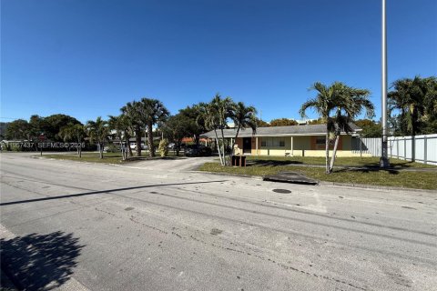 Casa en venta en Hialeah, Florida, 2 dormitorios, 99.03 m2 № 2011441 - foto 3