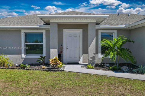 Villa ou maison à vendre à Cape Coral, Floride: 4 chambres, 149.85 m2 № 2399846 - photo 2