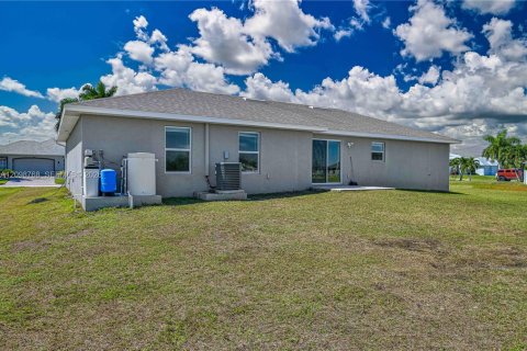 Villa ou maison à vendre à Cape Coral, Floride: 4 chambres, 149.85 m2 № 2399846 - photo 5