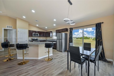 Villa ou maison à vendre à Cape Coral, Floride: 4 chambres, 149.85 m2 № 2399846 - photo 11