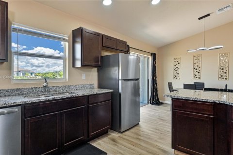 Villa ou maison à vendre à Cape Coral, Floride: 4 chambres, 149.85 m2 № 2399846 - photo 14
