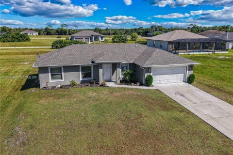 Villa ou maison à vendre à Cape Coral, Floride: 4 chambres, 149.85 m2 № 2399846 - photo 4