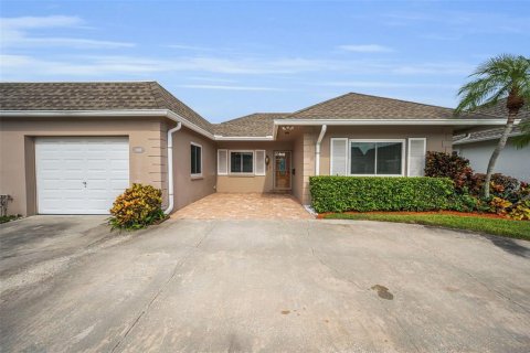 House in Seminole, Florida 2 bedrooms, 111.48 sq.m. № 1918949 - photo 1