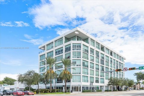 Copropriété à vendre à Miami, Floride: 1 pièce, 57.97 m2 № 1930941 - photo 1