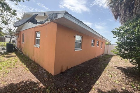 House in Tampa, Florida 4 bedrooms, 164.62 sq.m. № 2237367 - photo 16