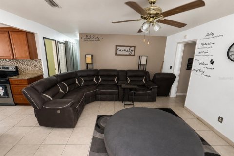 House in Tampa, Florida 4 bedrooms, 164.62 sq.m. № 2237367 - photo 4