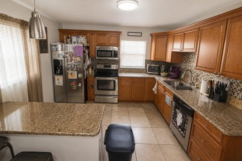 House in Tampa, Florida 4 bedrooms, 164.62 sq.m. № 2237367 - photo 3