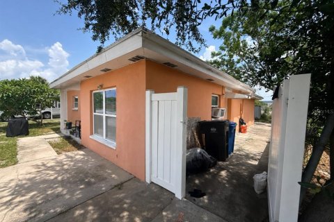 House in Tampa, Florida 4 bedrooms, 164.62 sq.m. № 2237367 - photo 2