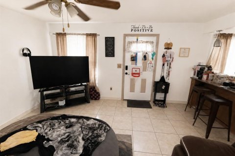 House in Tampa, Florida 4 bedrooms, 164.62 sq.m. № 2237367 - photo 5