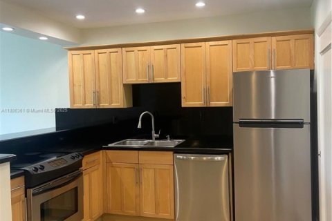 Condo in Miami, Florida, 2 bedrooms  № 1941642 - photo 4