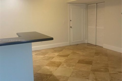 Condo in Miami, Florida, 2 bedrooms  № 1941642 - photo 6
