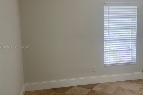 Condo in Miami, Florida, 2 bedrooms  № 1941642 - photo 11