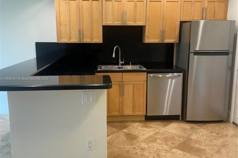Condo in Miami, Florida, 2 bedrooms  № 1941642 - photo 5