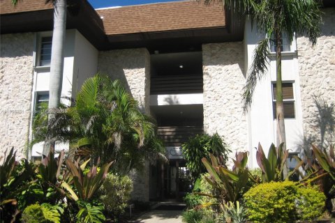 Condo in Miami, Florida, 2 bedrooms  № 1941642 - photo 1