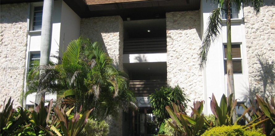 Condo in Miami, Florida, 2 bedrooms № 1941642