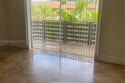 Condo in Miami, Florida, 2 bedrooms  № 1941642 - photo 3