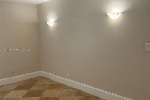 Condo in Miami, Florida, 2 bedrooms  № 1941642 - photo 8