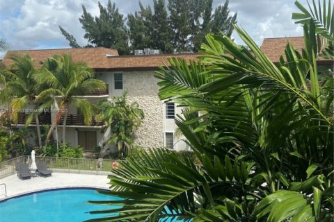 Condo in Miami, Florida, 2 bedrooms  № 1941642 - photo 17