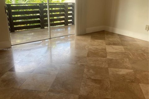 Condo in Miami, Florida, 2 bedrooms  № 1941642 - photo 2