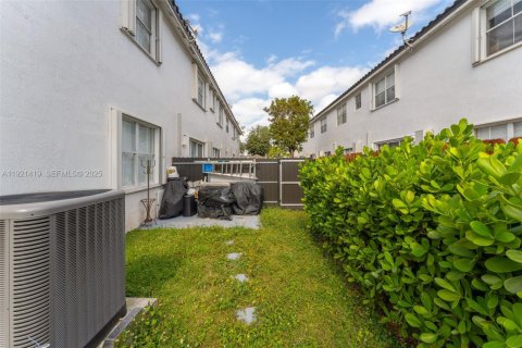 Купить таунхаус в Дорал, Флорида 5 спален, 164.99м2, № 1975462 - фото 24