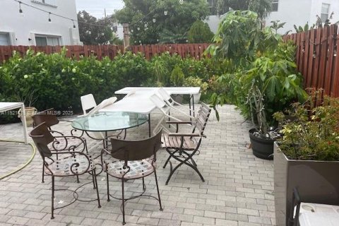 Купить таунхаус в Дорал, Флорида 5 спален, 164.99м2, № 1975462 - фото 1