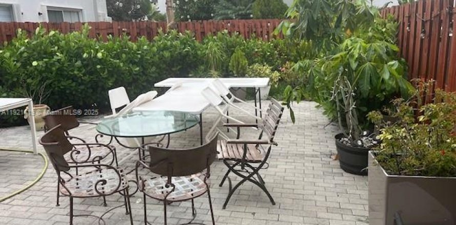 Таунхаус в Дорал, Флорида 5 спален, 164.99м2 № 1975462