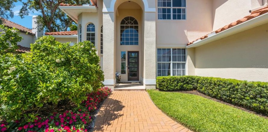 House in Saint Petersburg, Florida 5 bedrooms, 270.72 sq.m. № 1657552