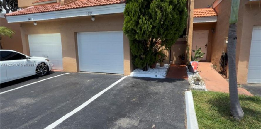 Adosado en Pembroke Pines, Florida 4 dormitorios, 141.58 m2 № 1788920