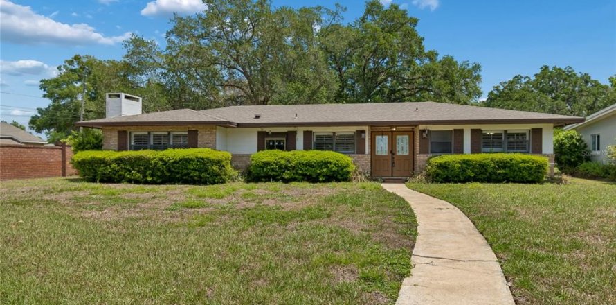 House in Orlando, Florida 4 bedrooms, 153.47 sq.m. № 2111629