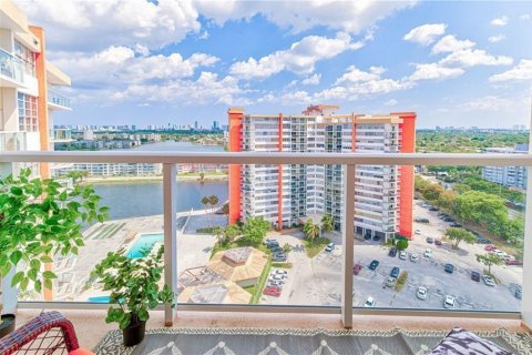 Condo in Miami, Florida, 1 bedroom  № 2193225 - photo 25