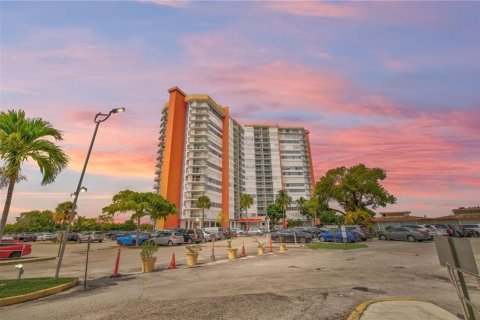 Condo in Miami, Florida, 1 bedroom  № 2193225 - photo 2
