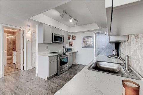 Condo in Miami, Florida, 1 bedroom  № 2193225 - photo 6