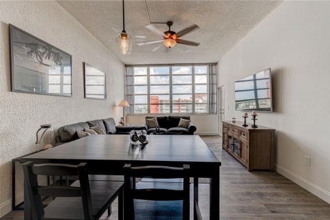 Condo in Miami, Florida, 1 bedroom  № 2193225 - photo 11