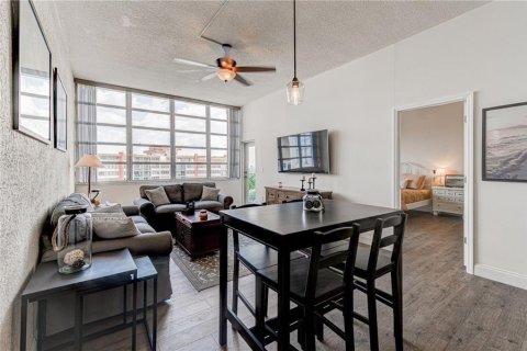 Condo in Miami, Florida, 1 bedroom  № 2193225 - photo 12