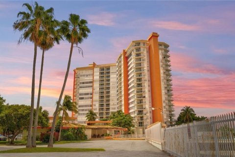 Condo in Miami, Florida, 1 bedroom  № 2193225 - photo 3