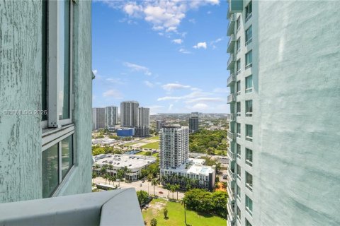 Condo in Miami, Florida, 1 bedroom  № 2036254 - photo 2