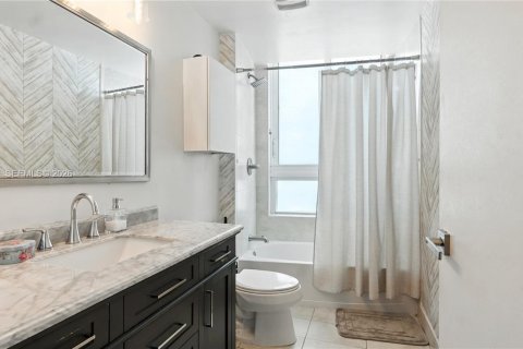 Condo in Miami, Florida, 1 bedroom  № 2036254 - photo 15